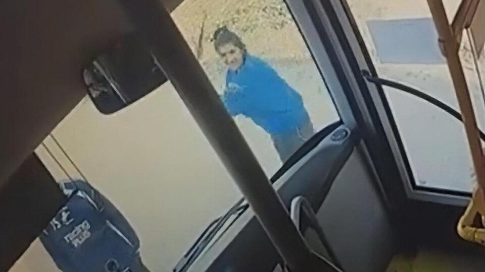 Пассажиры, которых не пустили в салон, бросили в автобус кирпич