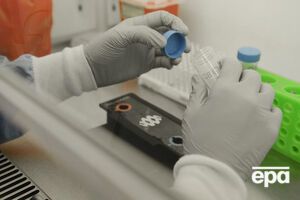 Для виявлення коронавірусу SARS-CoV-2 використовують тестування методом ПЛР (мазки беруть зі слизової носоглотки і ротоглотки). У випадку серологічного тестування аналізують сироватку крові