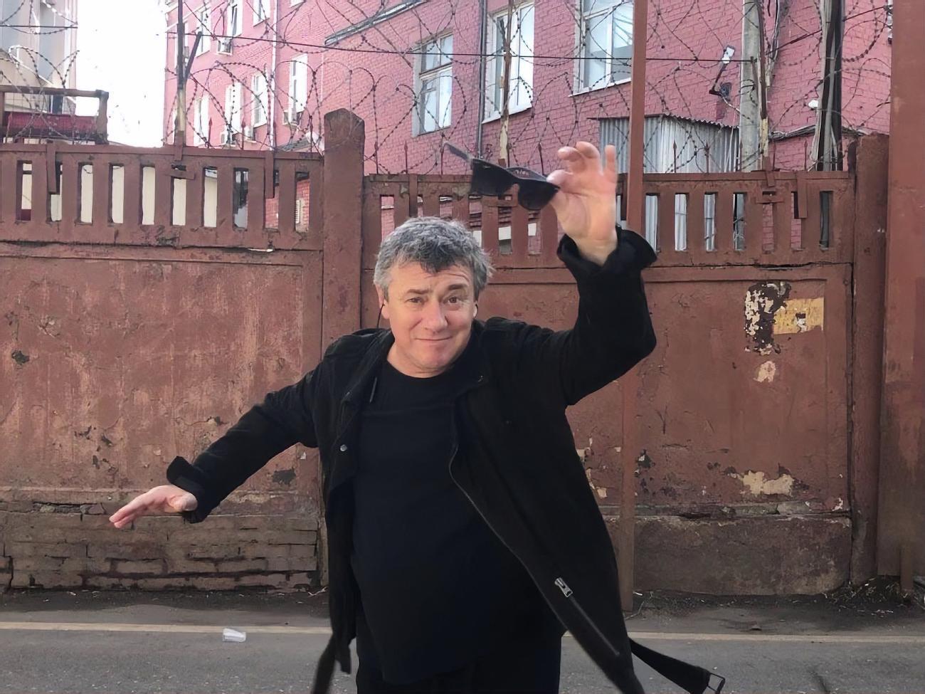 У новому кліпі фронтмен "АукцЫона" Леонід Федоров танцює на тлі старих будівель