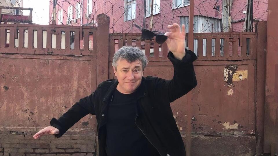 У новому кліпі фронтмен "АукцЫона" Леонід Федоров танцює на тлі старих будівель