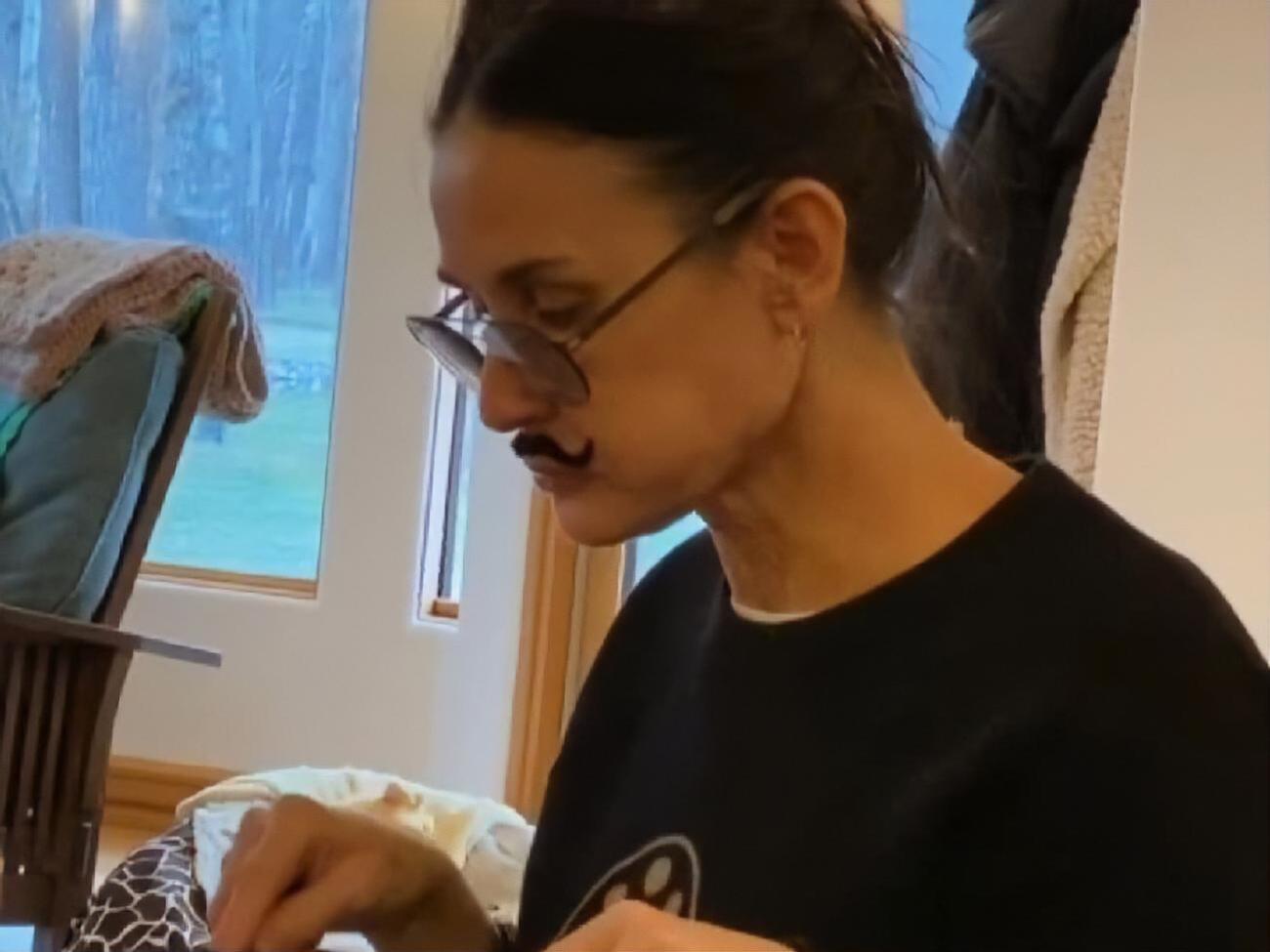 Мур обідала з бутафорськими вусами на обличчі