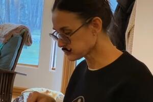 Мур обідала з бутафорськими вусами на обличчі