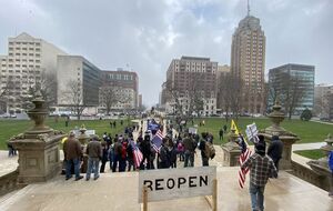 Митинг в столице штата Мичиган Лансинге 15 апреля