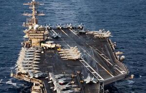 На авианосце проводят санитарную обработку и продолжают осматривать моряков