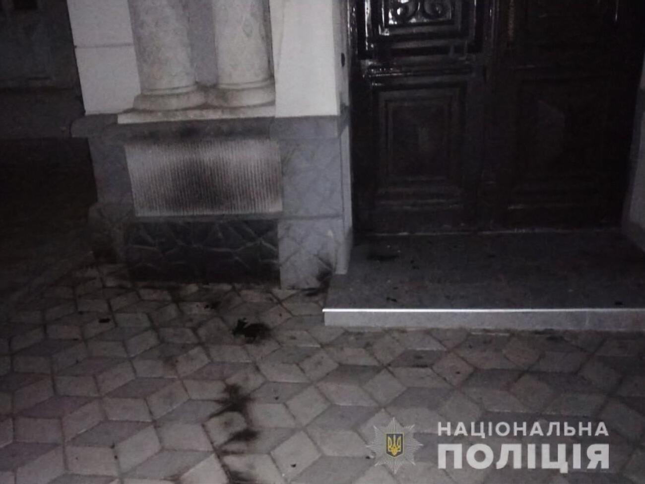 Злоумышленник бросил&nbsp;бутылку с легковоспламеняющейся жидкостью на порог здания