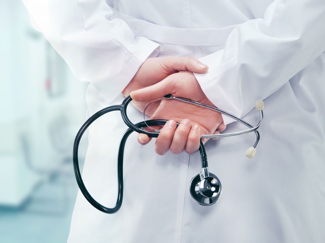 В конце апреля украинские врачи и медперсонал, которые задействованы в борьбе с распространением COVID-19, получат премии