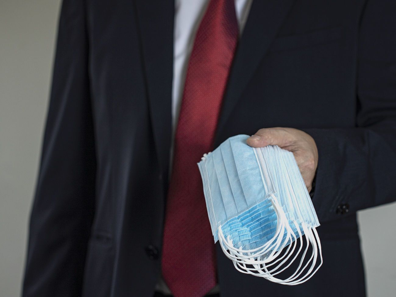 Вирусолог: Нужно пользоваться масками и следить за руками