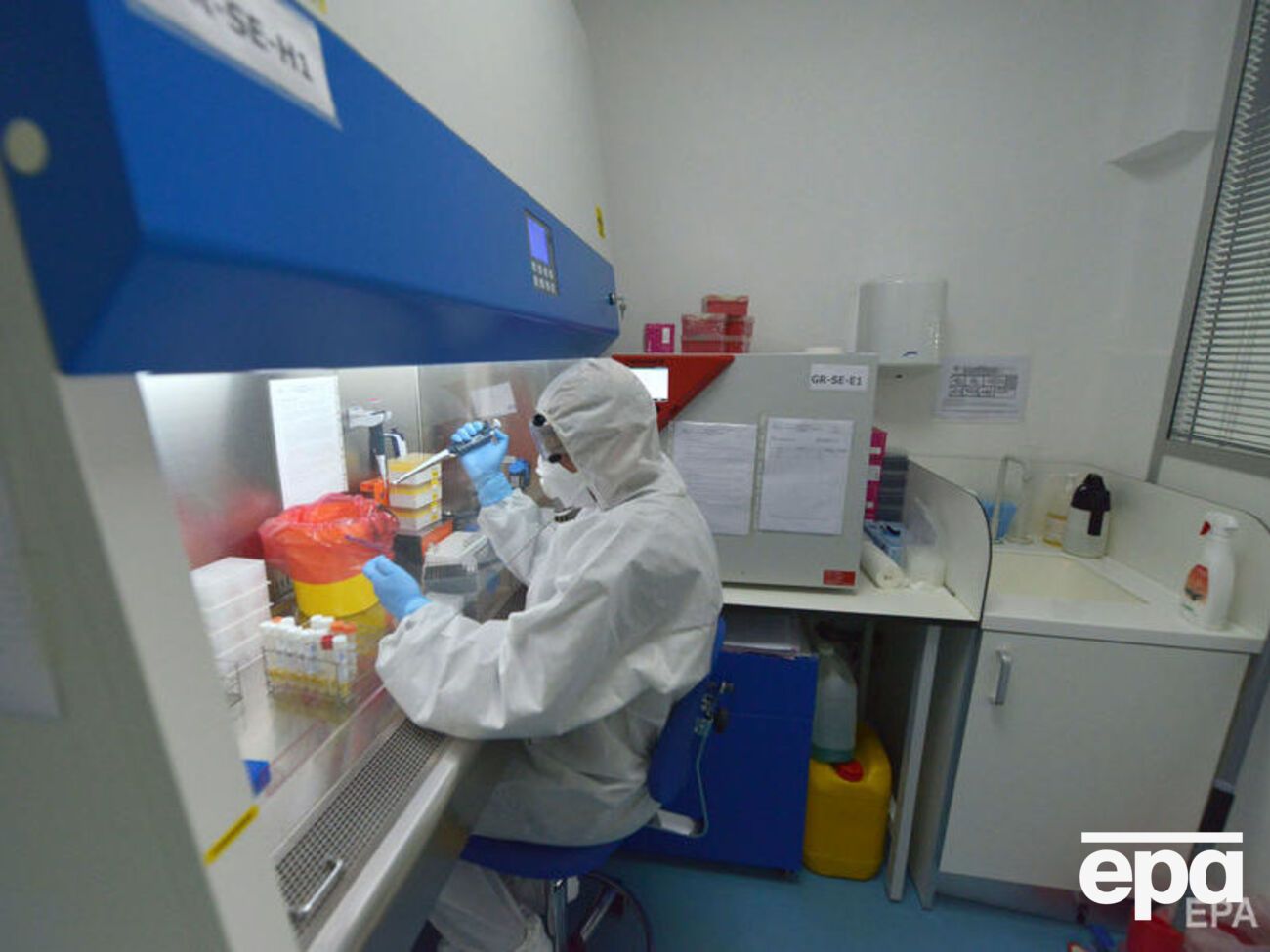 Тяжелобольной коронавирусом выздоровел после двух вливаний крови