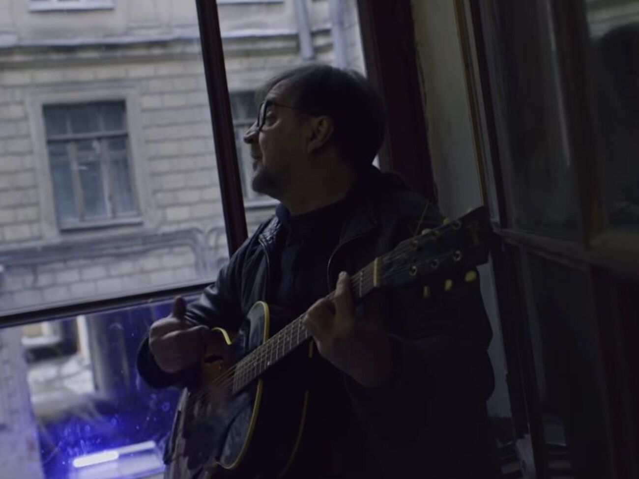 ДДТ:&nbsp;Сочи в облаках, ФСО в кустах. За дворцом стена, за стеной она, русская весна