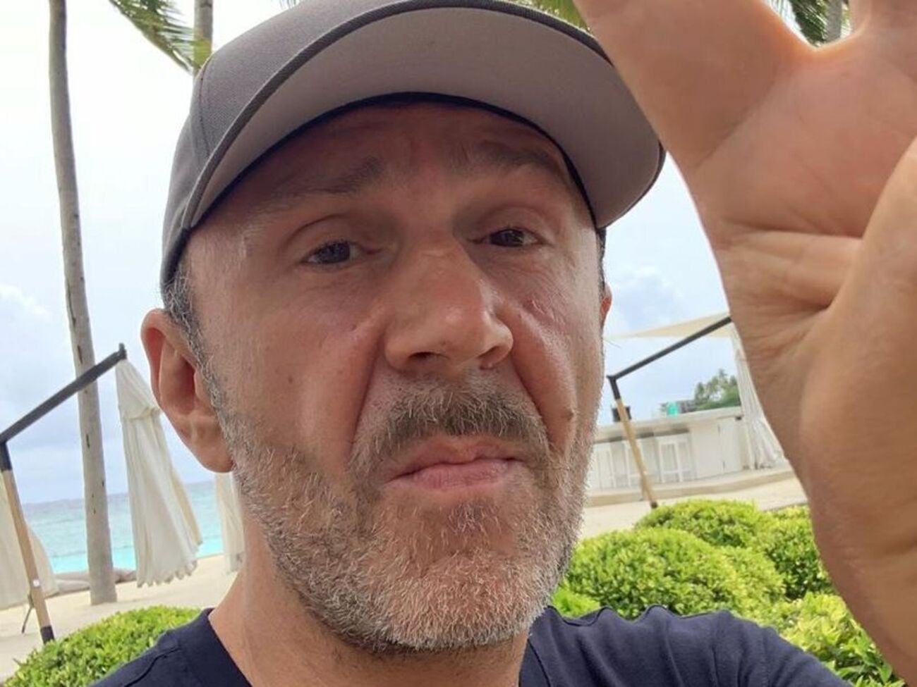 Шнуров: Пока что можно, конечно, всех разогнать по домам. Приказать: "Без паники". Пока... Но это все не лечит смертельные социальные язвы