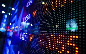 Московская биржа приостановила торги майскими фьючерсами на нефть WTI и Brent