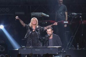 Билык и Вакарчук пели песню "Мовчати" на концерте памяти Кузьменко в мае 2015 года