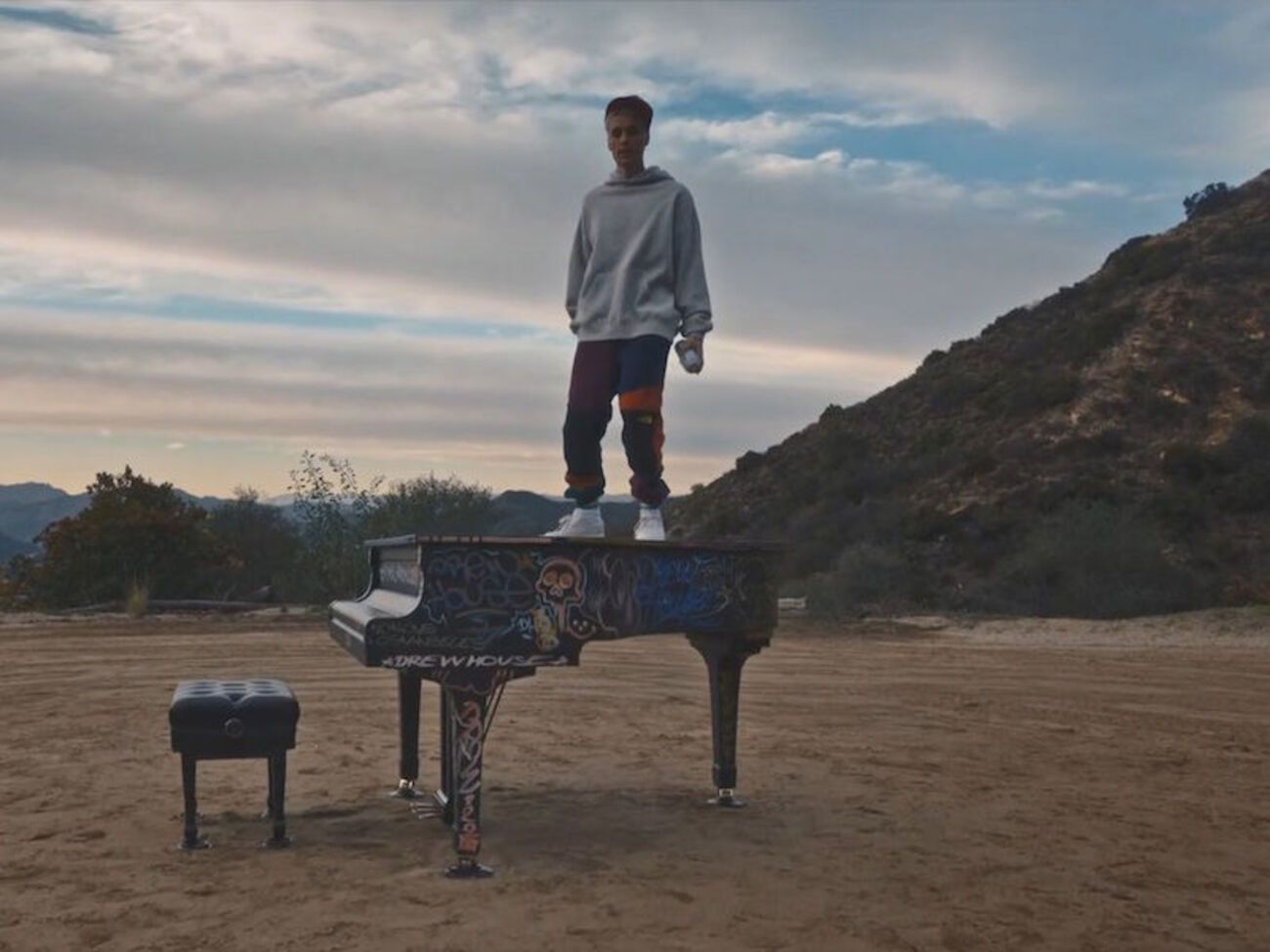 Бибер в ролике разрисовал рояль из баллончика