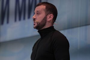 Зеленський намагається бути чесним і справедливим. Але навколо нього виріс ліс брехні. Інтриги, обман, шахрайство – усе це частина його оточення