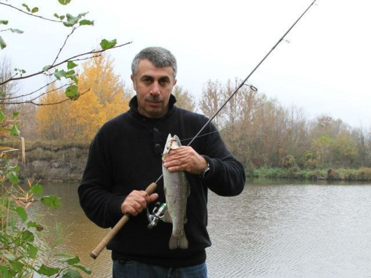 По словам Комаровского, за его прической уже много десятков лет следит супруга Екатерина&nbsp;