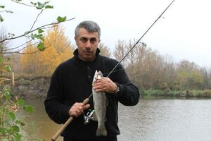 По словам Комаровского, за его прической уже много десятков лет следит супруга Екатерина