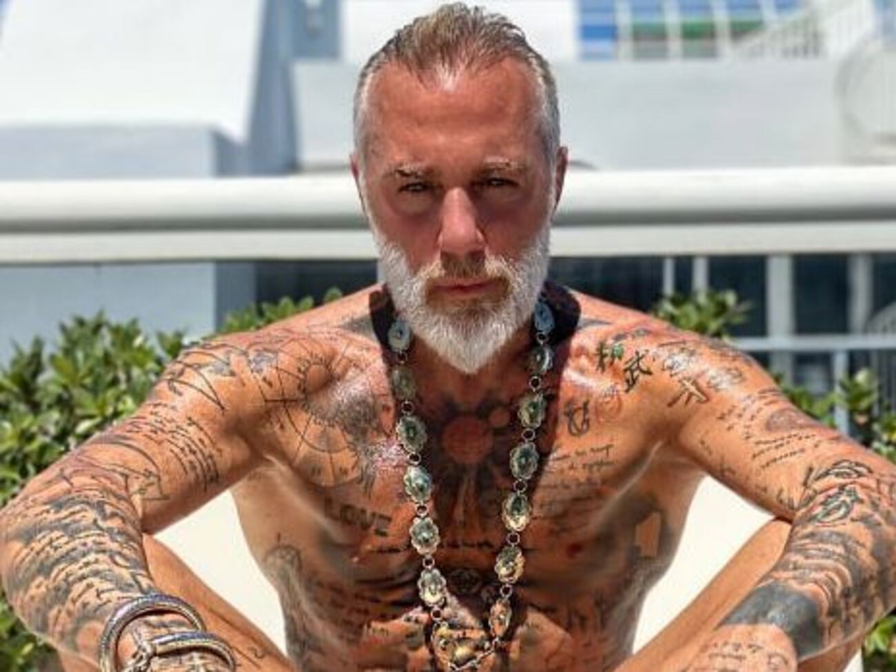 Ваккі став відомим як "мільйонер, що танцює", завдяки своїм постам в Instagram