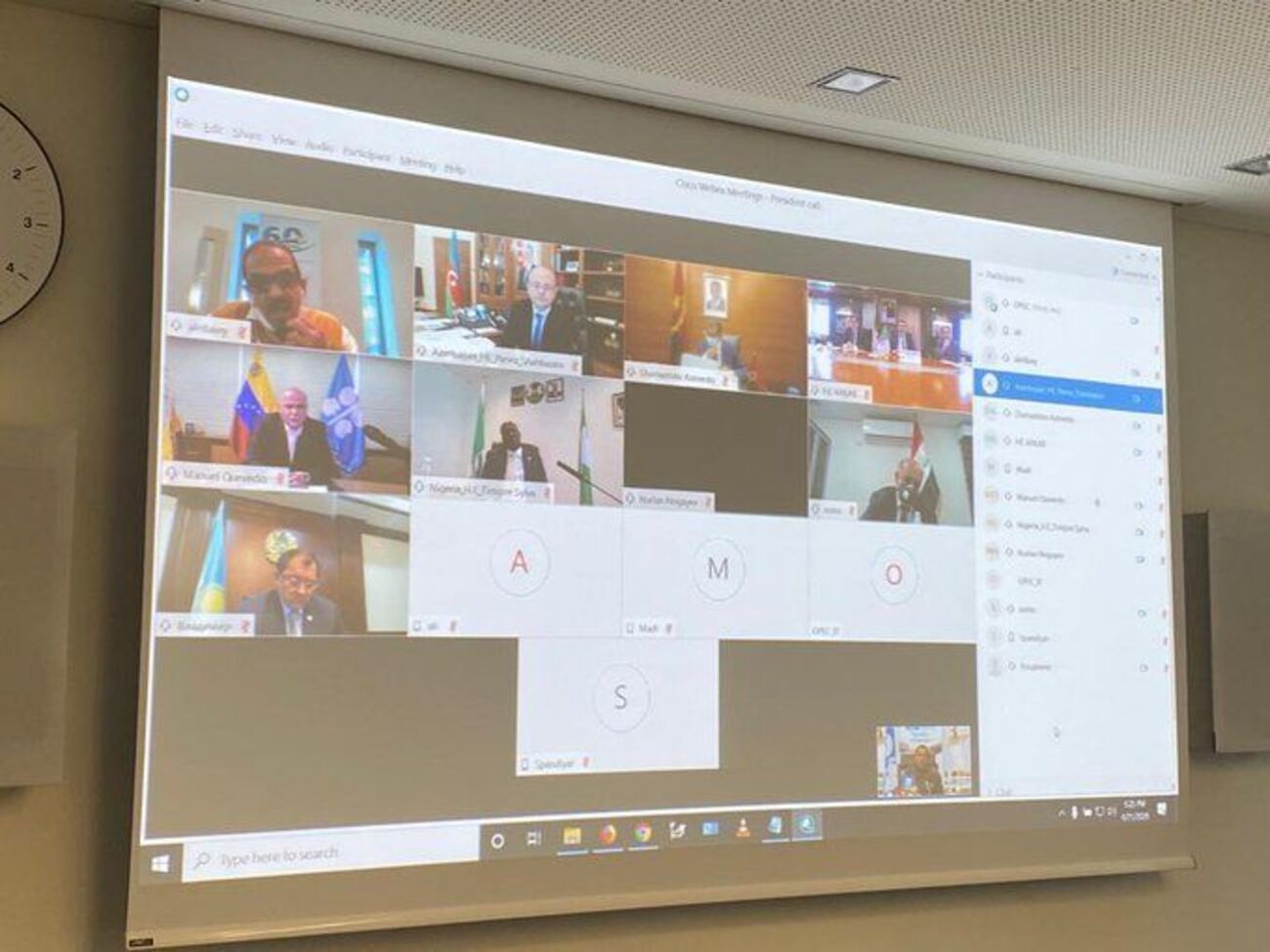 Судя по распространенным фото, Россия не участвовала в переговорах