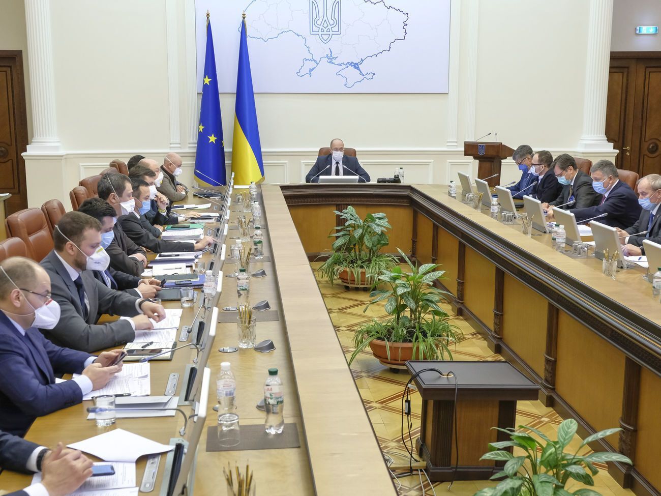 Шмыгаль сообщил, что&nbsp;план выхода из карантина предполагает пять этапов