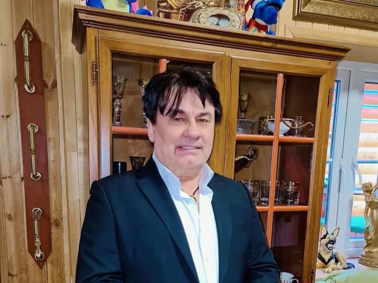 Серов родился в 1954 году в Украине