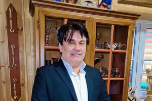 Серов родился в 1954 году в Украине