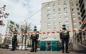 Общежитие оцепили, внутрь никого не пускают