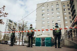 Гуртожиток оточили, всередину нікого не пускають