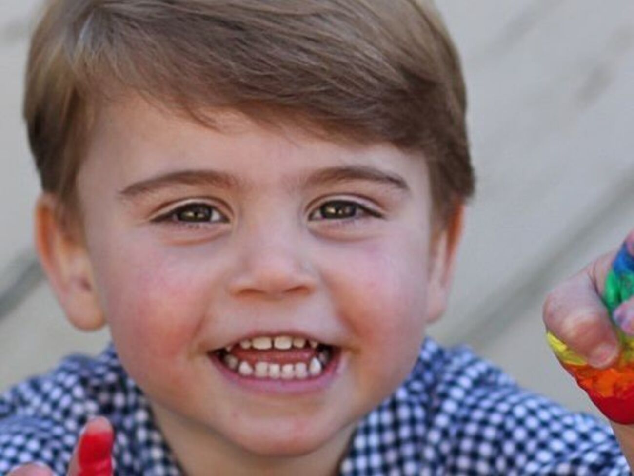 Принц Луи запечатлен с краской на руках