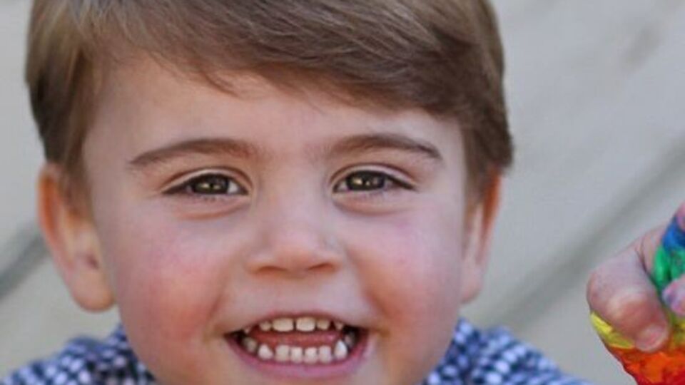 Принц Луи запечатлен с краской на руках