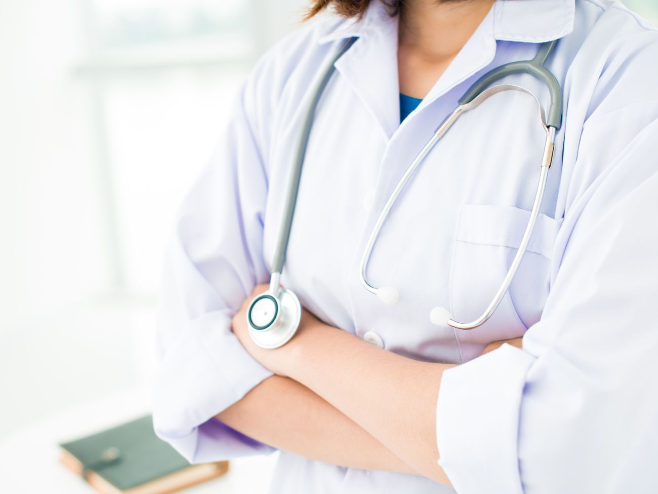 Доплаты медикам могут устанавливать только местные власти, объяснили в Минздраве