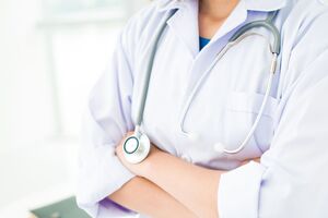 Доплаты медикам могут устанавливать только местные власти, объяснили в Минздраве