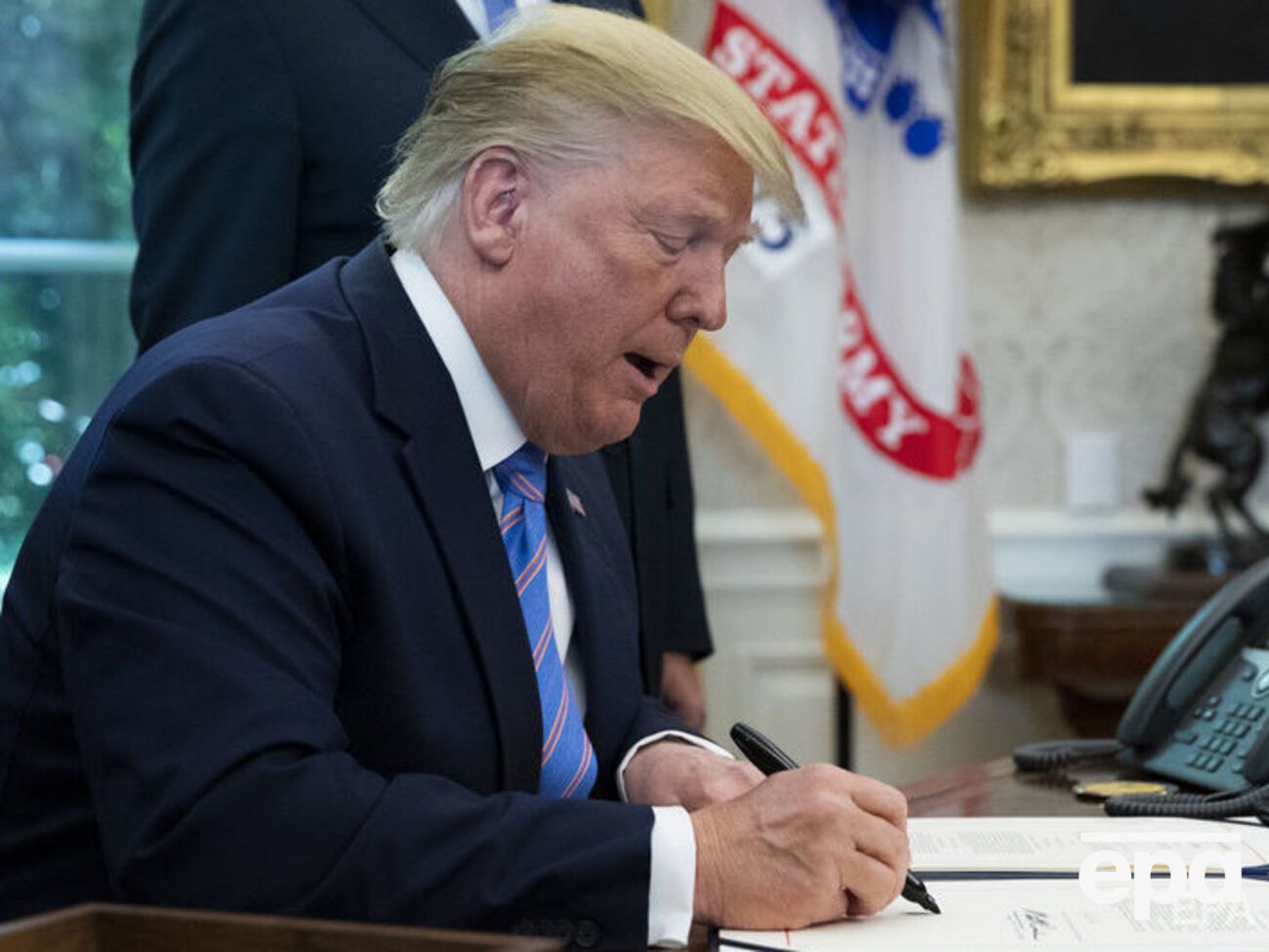 Трамп подписал указ, "чтобы помочь безработным американцам"