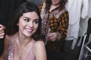 В бэкстейдж-видео показали, как стилисты и визажисты работали над образом певицы для клипа