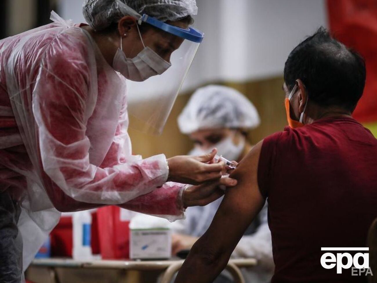 У світі наразі розробляють приблизно 70 вакцин проти коронавірусу. Деякі дослідники вже розпочали тестування препаратів