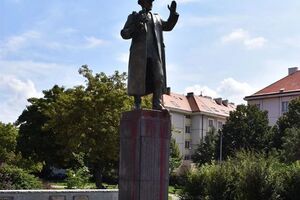 Раніше скульптуру нерідко обливали фарбою