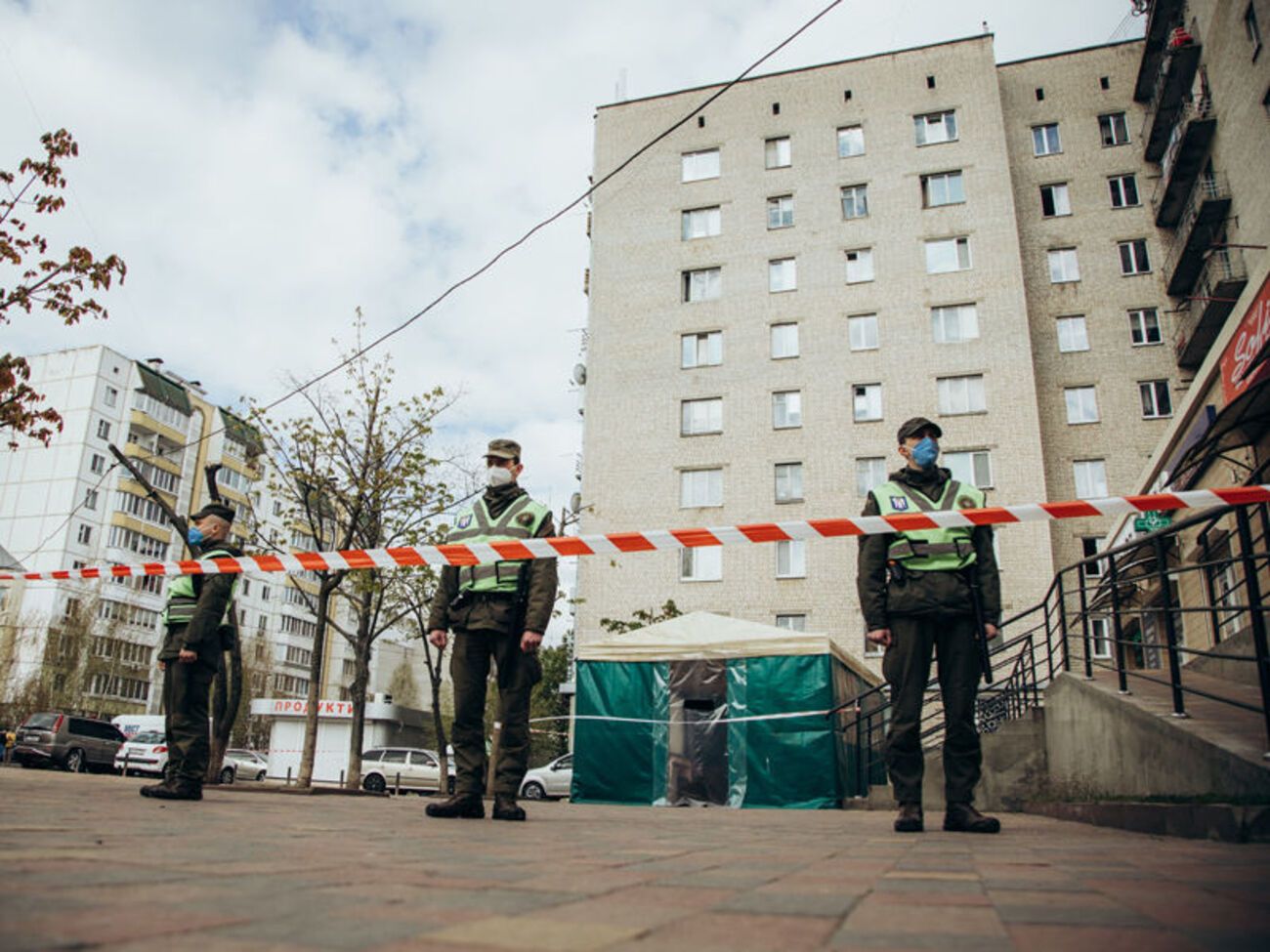 21 апреля правоохранители взяли общежитие в Вишневом под охрану и изолировали