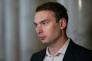 Железняк сообщил, что комитету осталось рассмотреть около тысяч поправок