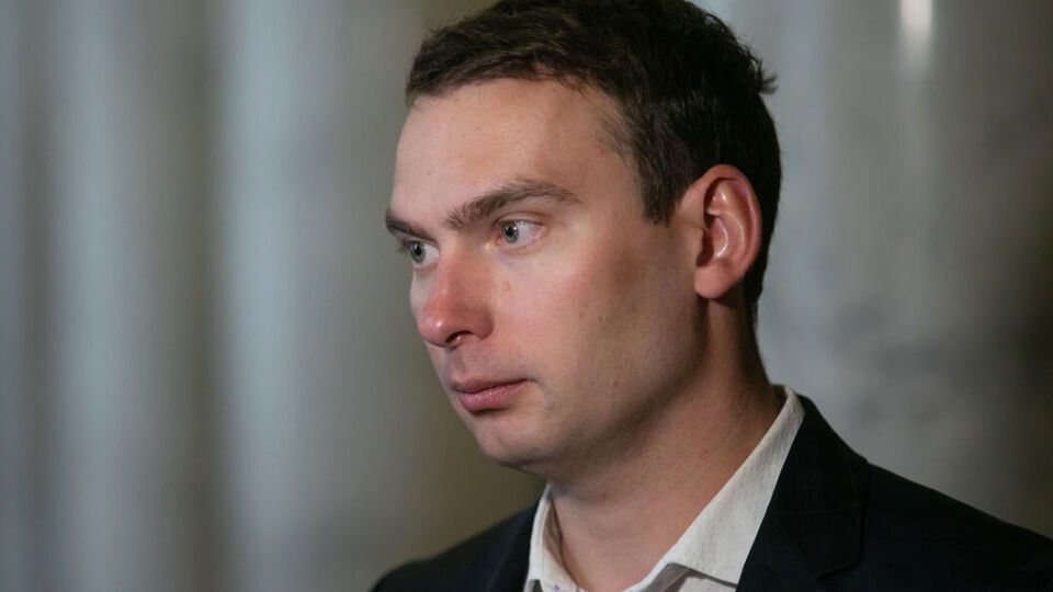 Железняк сообщил, что комитету осталось рассмотреть около тысяч поправок