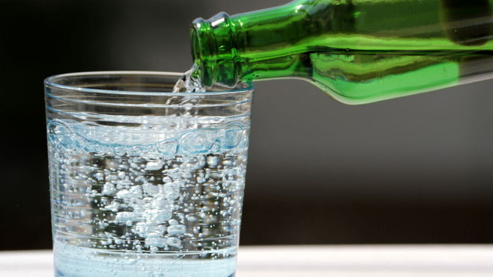 До другої половини XVIII століття людство не знало, як штучно насичувати воду CO2