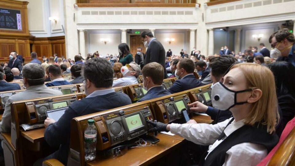 Постанову підтримало 324 нардепи, тих, хто проголосував проти, не було, утрималося 14 осіб