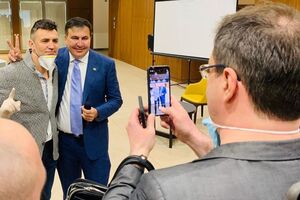 Саакашвили фотографируется с народными депутатами от "Слуги народа" после встречи