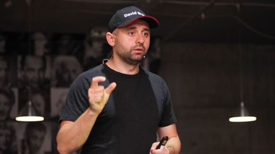 Арахамия: Подождите, а то вы сейчас поломаете каблук