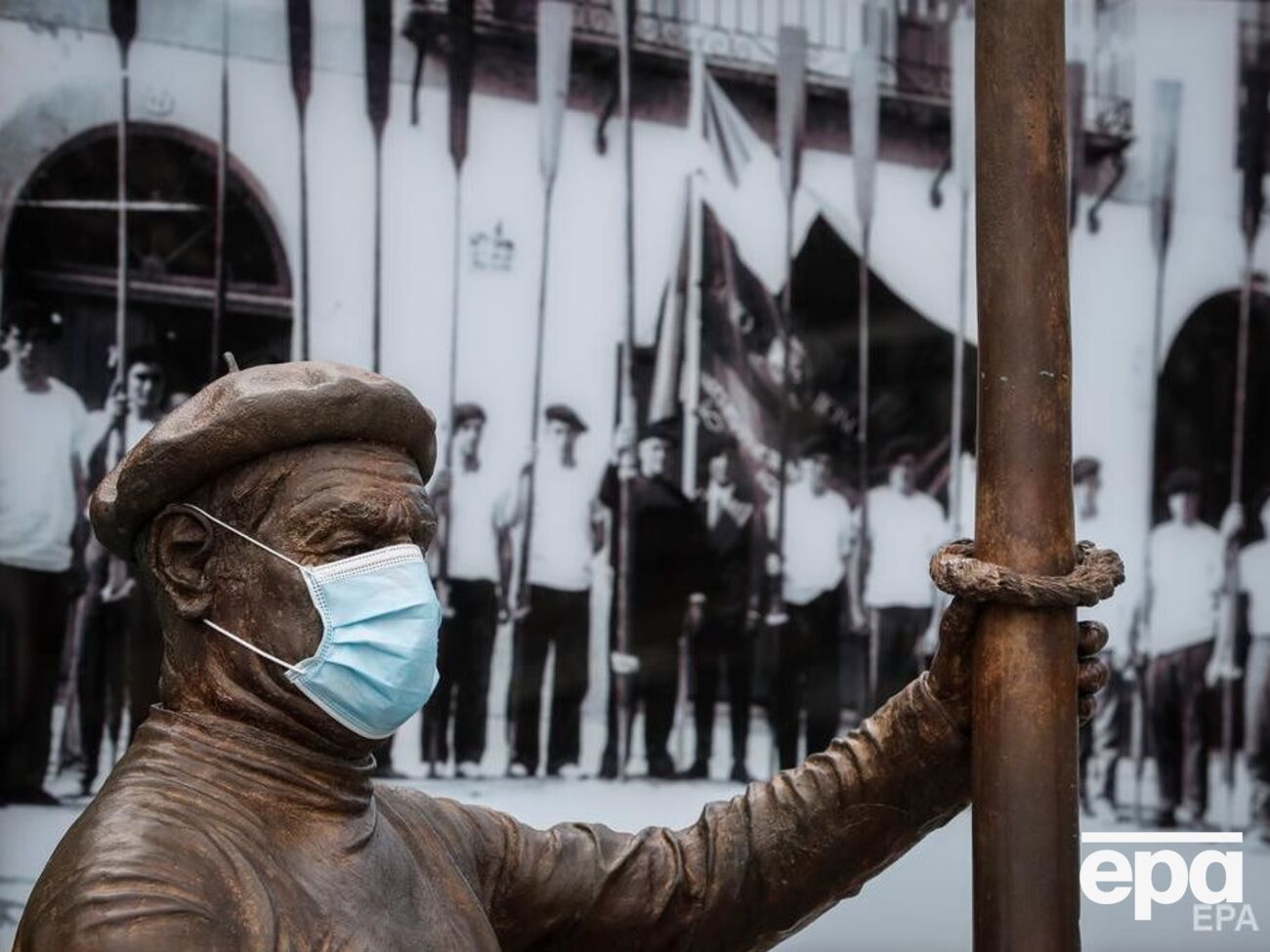 Статуя рибалки в масці в Гіпускоа на півночі Іспанії