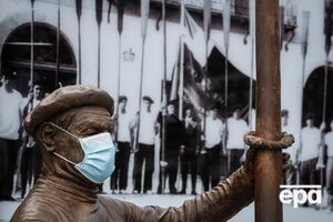 Статуя рибалки в масці в Гіпускоа на півночі Іспанії