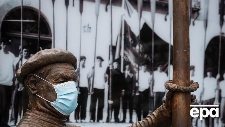 Статуя рибалки в масці в Гіпускоа на півночі Іспанії