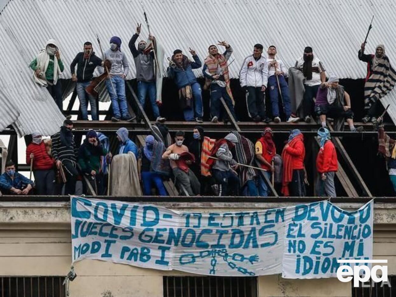 Беспорядки в тюрьме начались после того, как заключенные узнали, что несколько человек в учреждении заражены коронавирусом