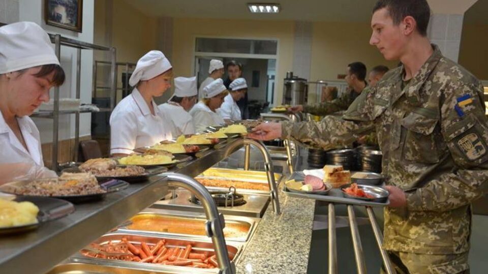 Майже 40 тонн продуктів для військових ООС мали вичерпані терміни зберігання і були зіпсовані