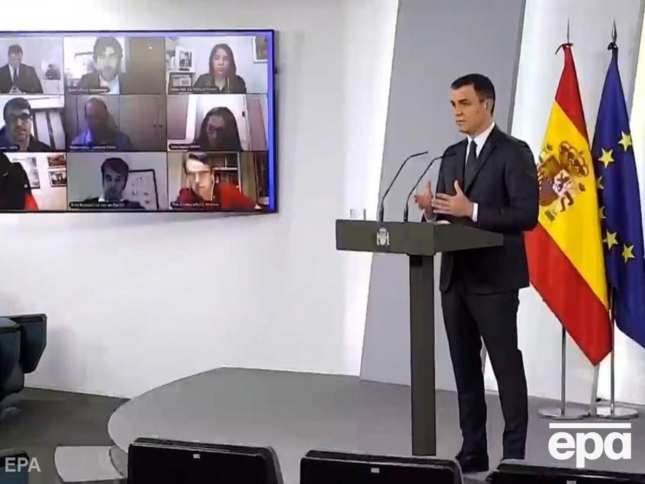 Испанский премьер допустил еженедельное ослабление карантинных запретов