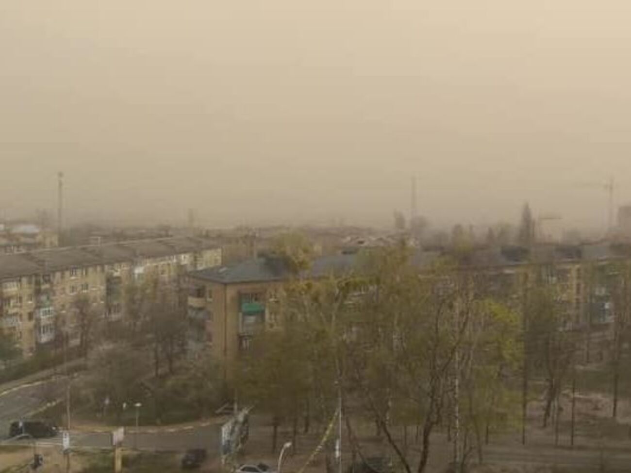 Такий вигляд мало небо у Бучі Київської області 16 квітня