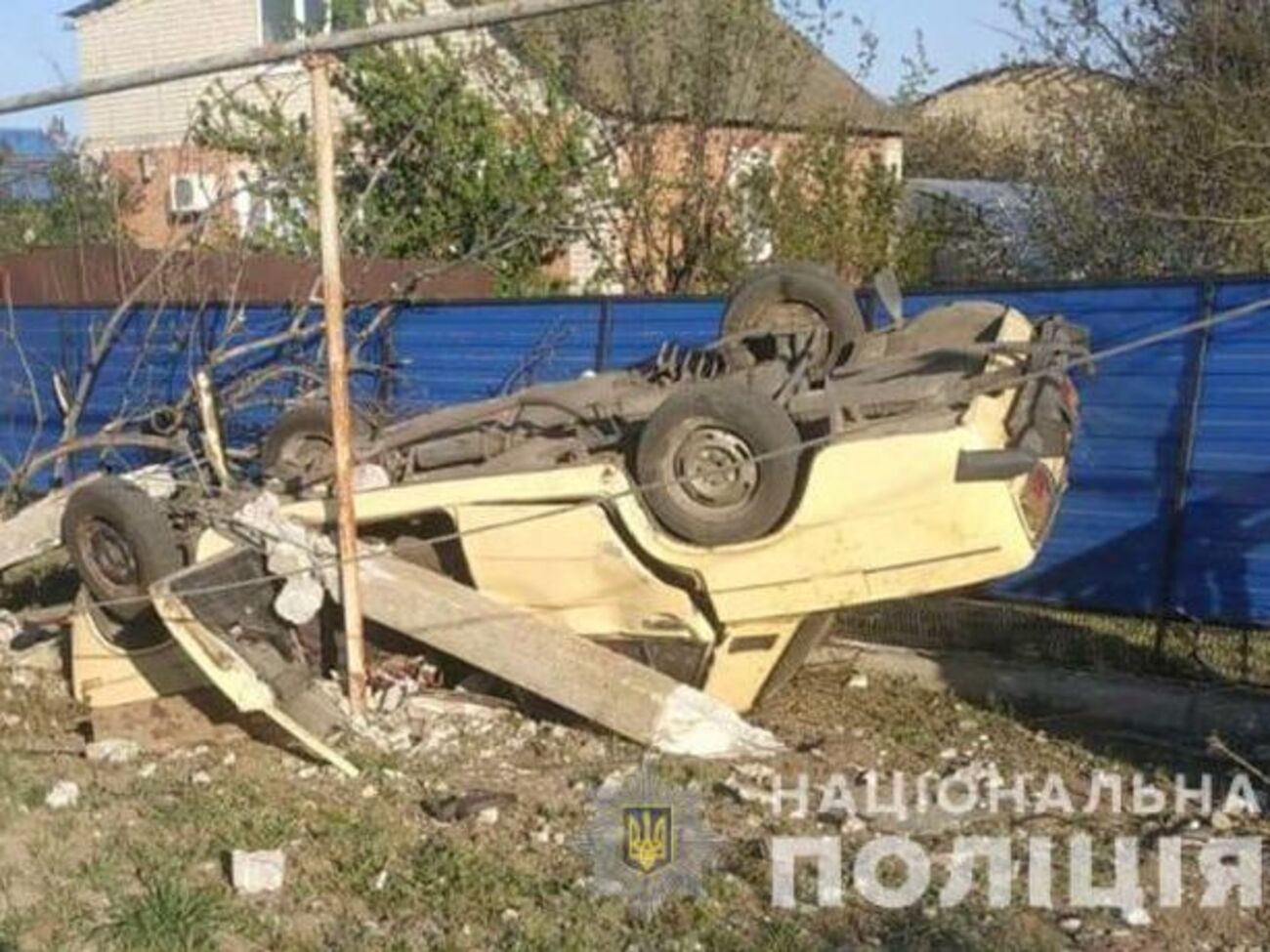 После удара об электроопору машина перевернулась
